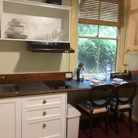 ブラックヒース シークレッツ ハイドアウェイ スイーツ Bed & Breakfast エクステリア 写真