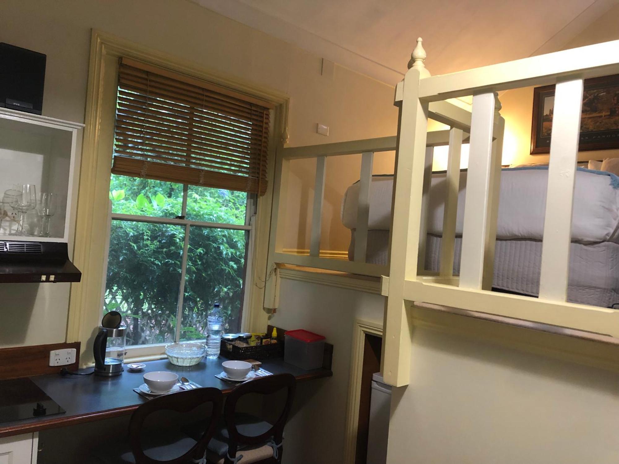 ブラックヒース シークレッツ ハイドアウェイ スイーツ Bed & Breakfast エクステリア 写真