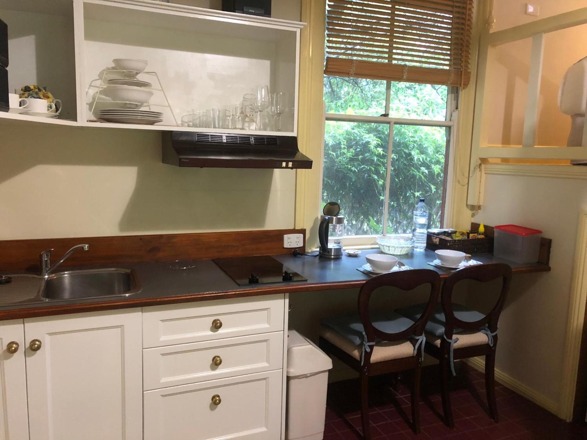 ブラックヒース シークレッツ ハイドアウェイ スイーツ Bed & Breakfast エクステリア 写真