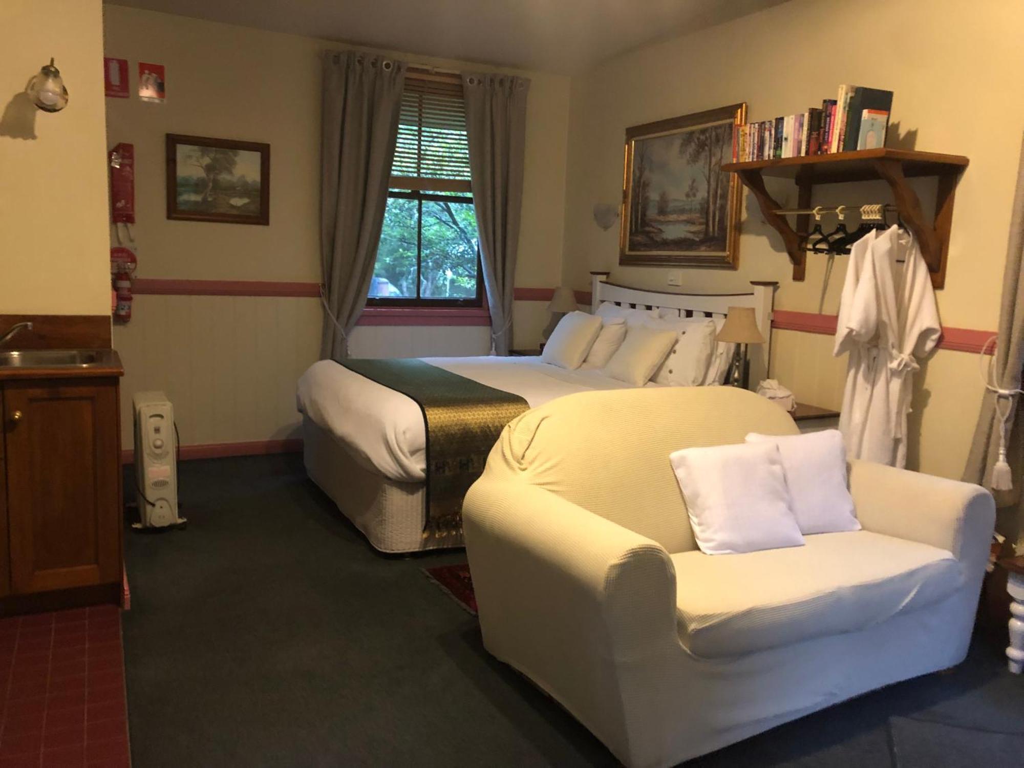 ブラックヒース シークレッツ ハイドアウェイ スイーツ Bed & Breakfast エクステリア 写真