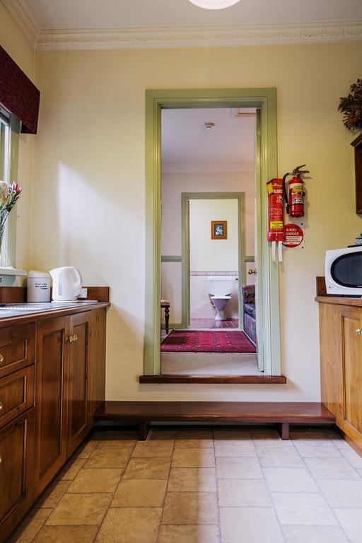 ブラックヒース シークレッツ ハイドアウェイ スイーツ Bed & Breakfast エクステリア 写真