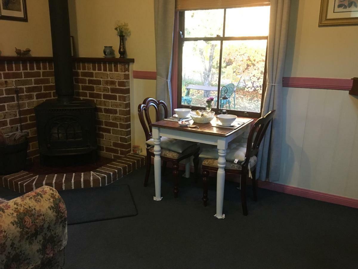 ブラックヒース シークレッツ ハイドアウェイ スイーツ Bed & Breakfast エクステリア 写真