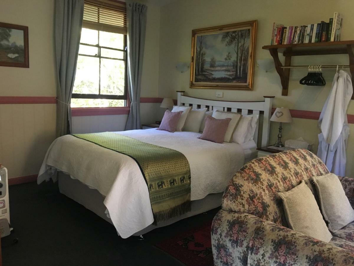 ブラックヒース シークレッツ ハイドアウェイ スイーツ Bed & Breakfast エクステリア 写真