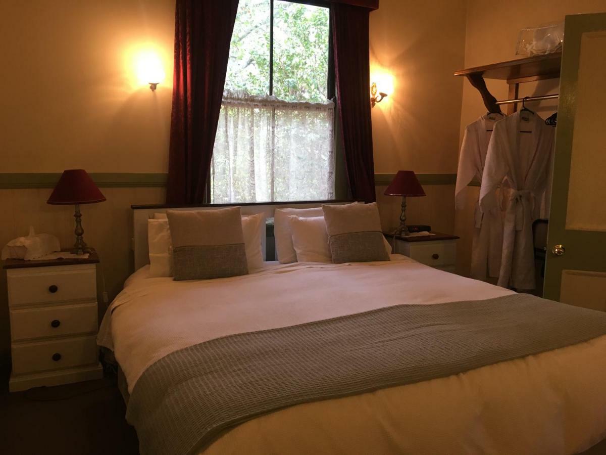 ブラックヒース シークレッツ ハイドアウェイ スイーツ Bed & Breakfast エクステリア 写真