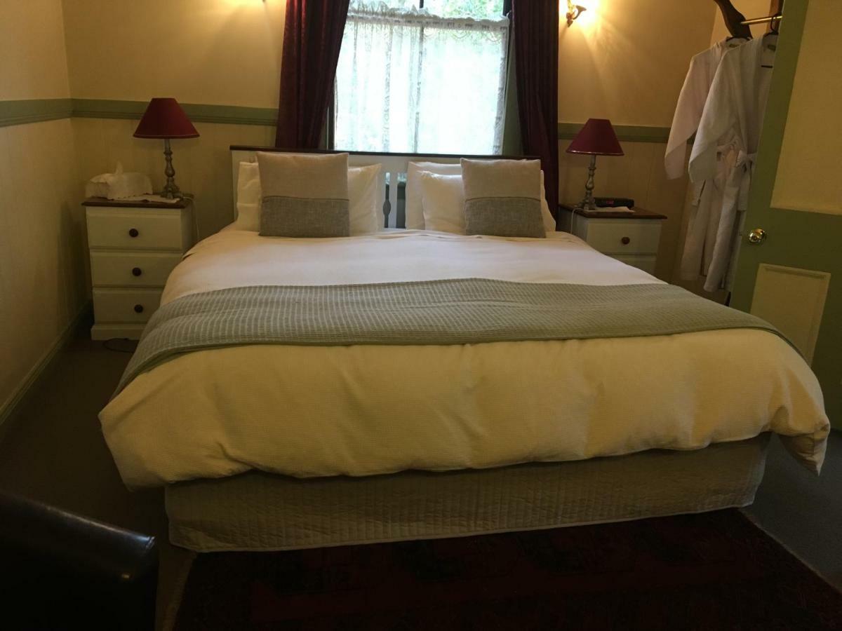 ブラックヒース シークレッツ ハイドアウェイ スイーツ Bed & Breakfast エクステリア 写真