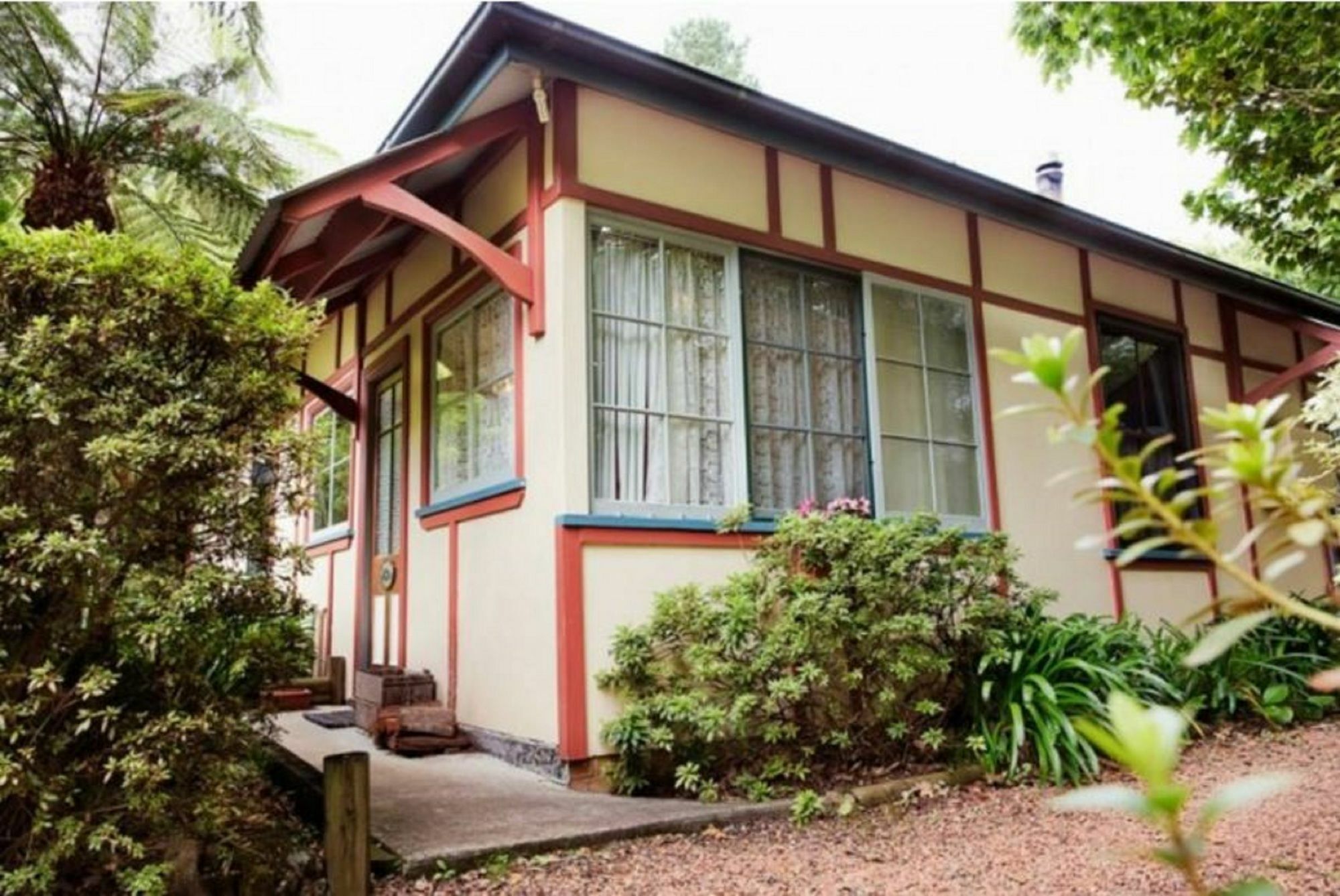 ブラックヒース シークレッツ ハイドアウェイ スイーツ Bed & Breakfast エクステリア 写真