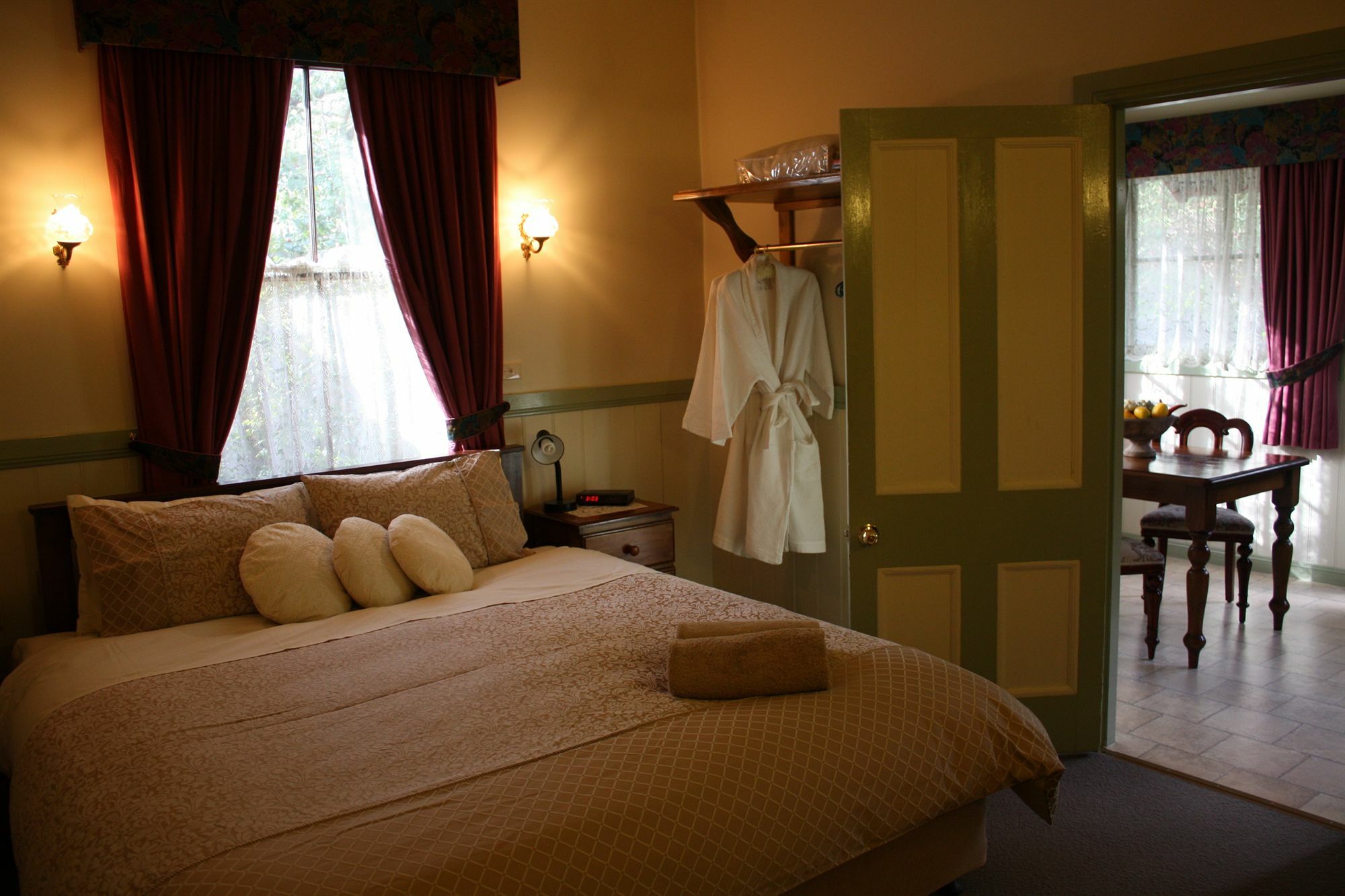 ブラックヒース シークレッツ ハイドアウェイ スイーツ Bed & Breakfast エクステリア 写真